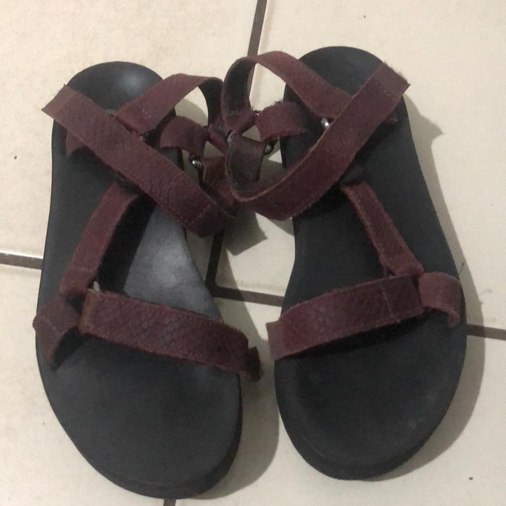 GUC leather Teva flatform universal maroon burgundy purple snakeskin leather!!!!